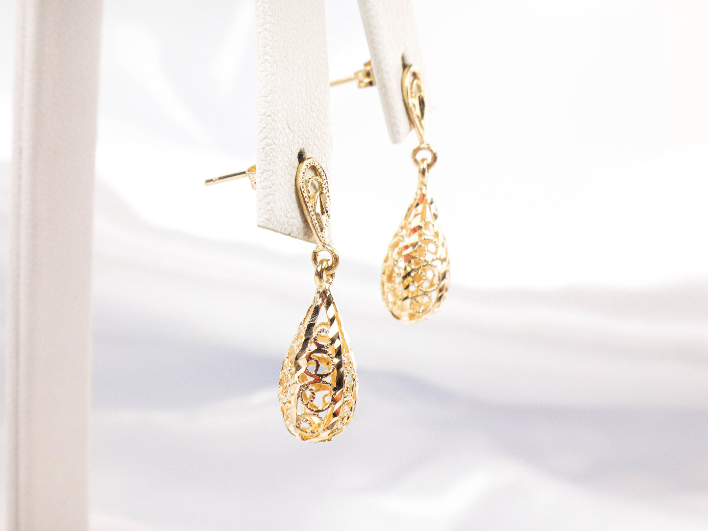 Vintage Solid 14k Yellow Gold Teardrop Filigree Dangle Earrings