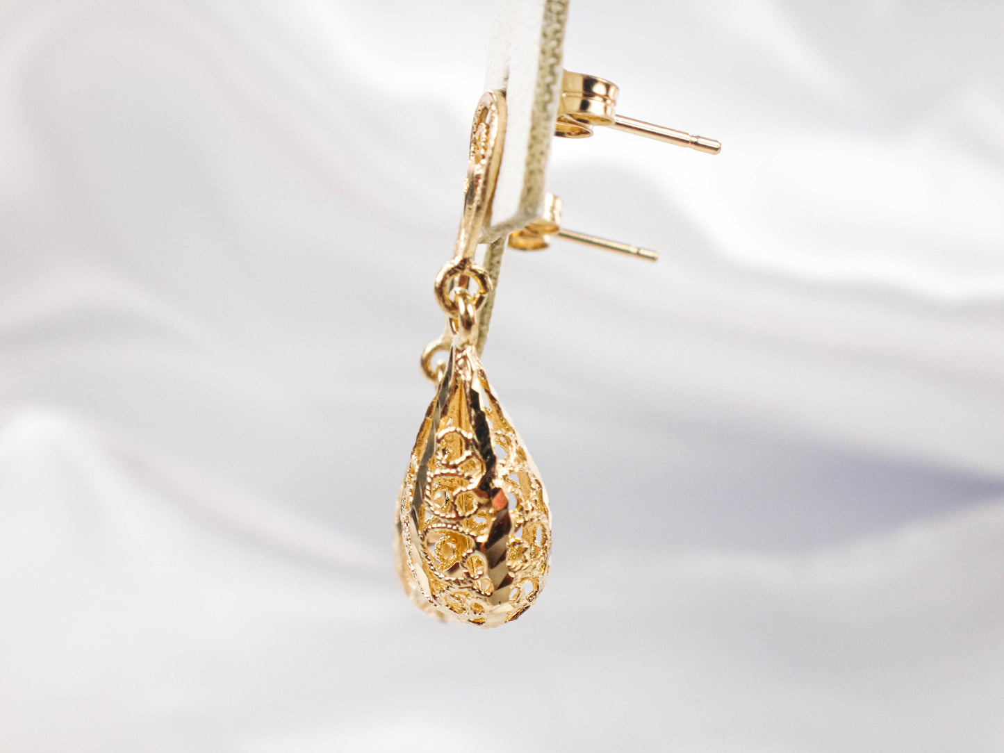 Vintage Solid 14k Yellow Gold Teardrop Filigree Dangle Earrings