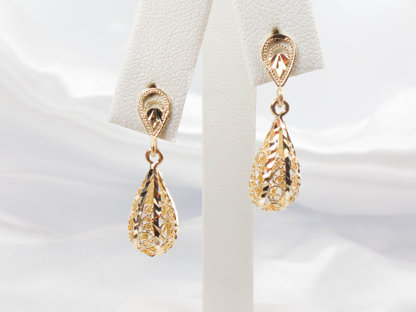Vintage Solid 14k Yellow Gold Teardrop Filigree Dangle Earrings