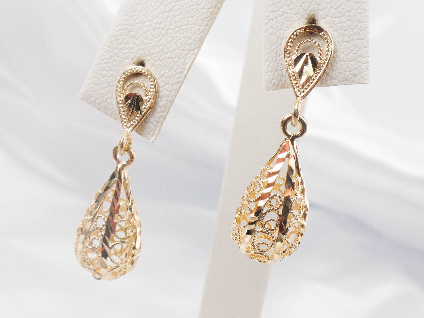 Vintage Solid 14k Yellow Gold Teardrop Filigree Dangle Earrings