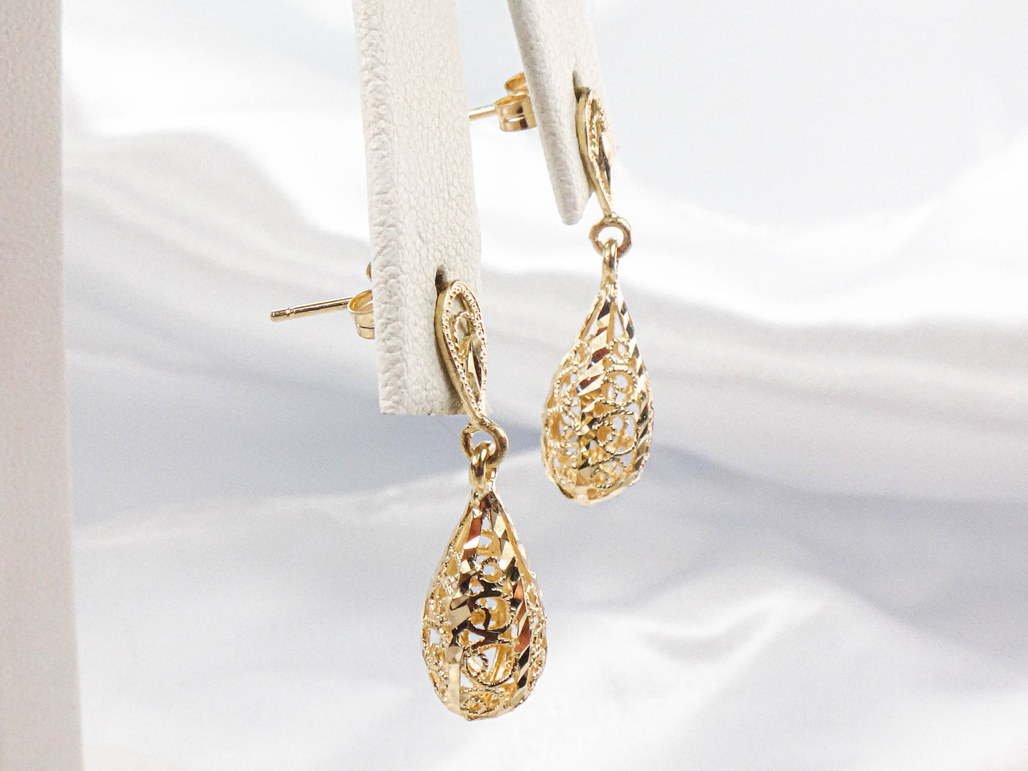 Vintage Solid 14k Yellow Gold Teardrop Filigree Dangle Earrings