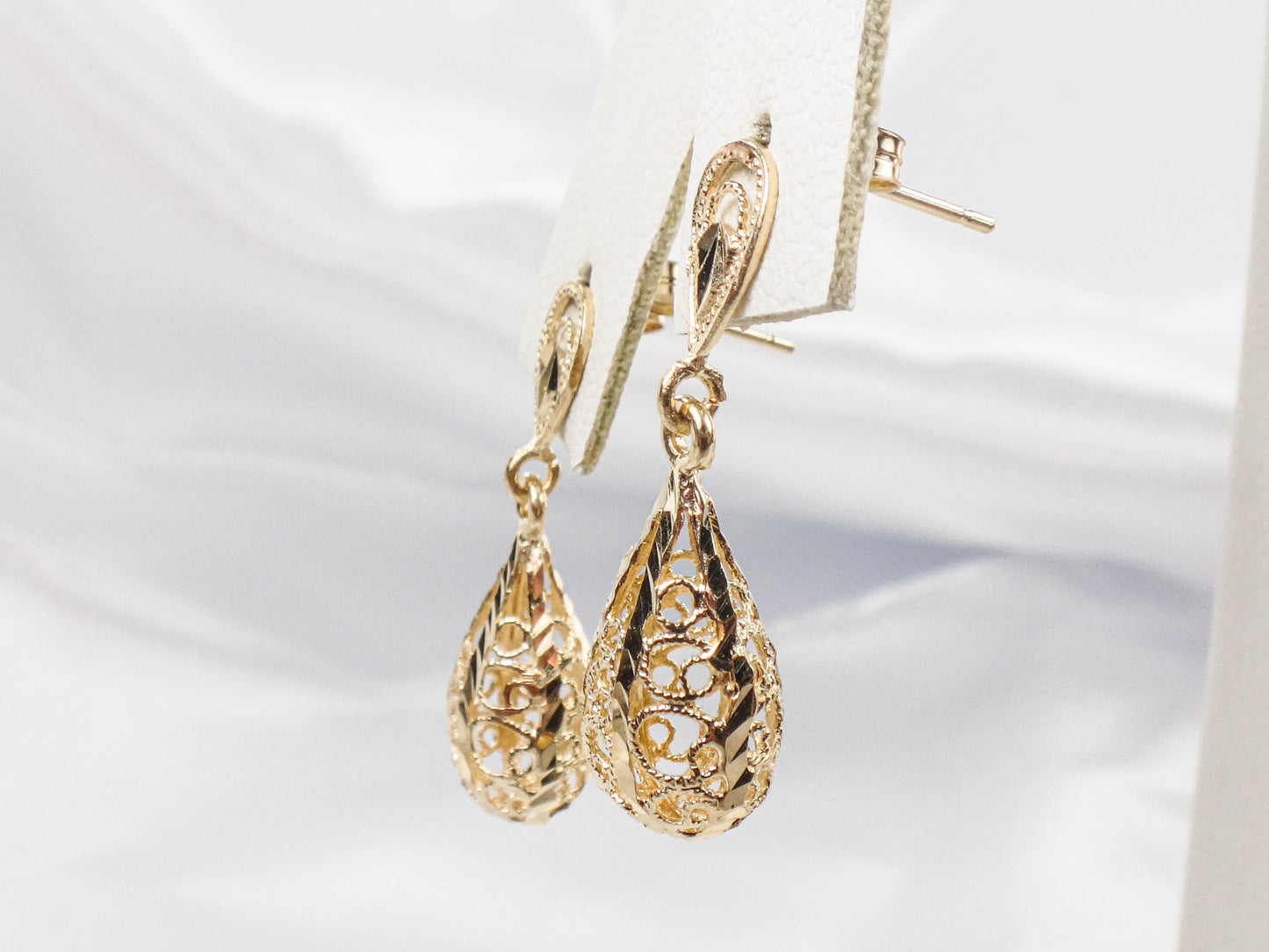 Vintage Solid 14k Yellow Gold Teardrop Filigree Dangle Earrings