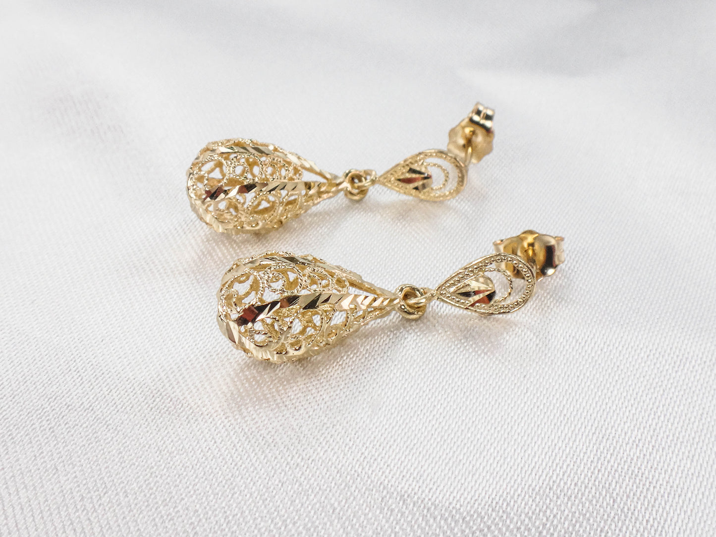 Vintage Solid 14k Yellow Gold Teardrop Filigree Dangle Earrings