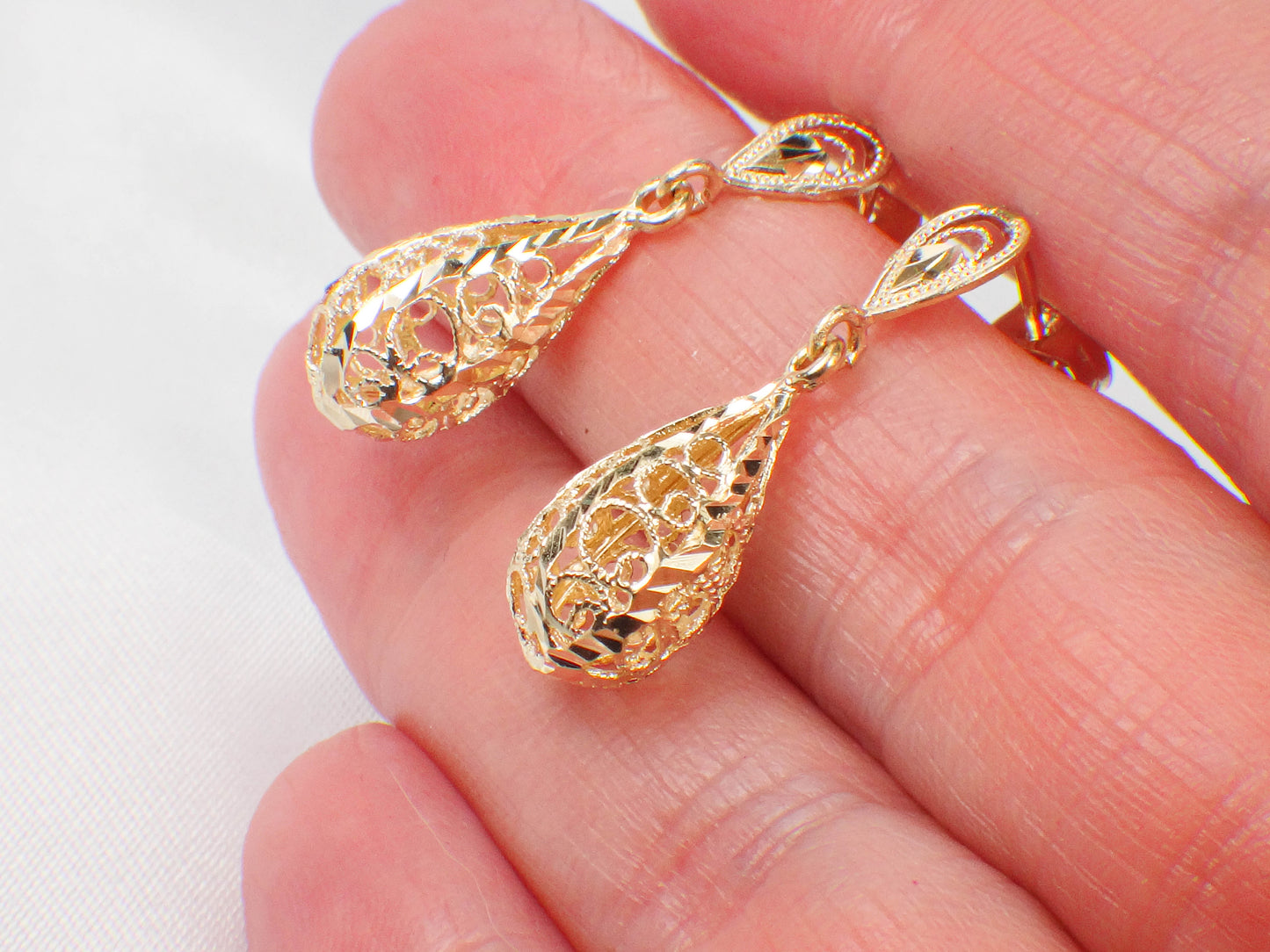 Vintage Solid 14k Yellow Gold Teardrop Filigree Dangle Earrings