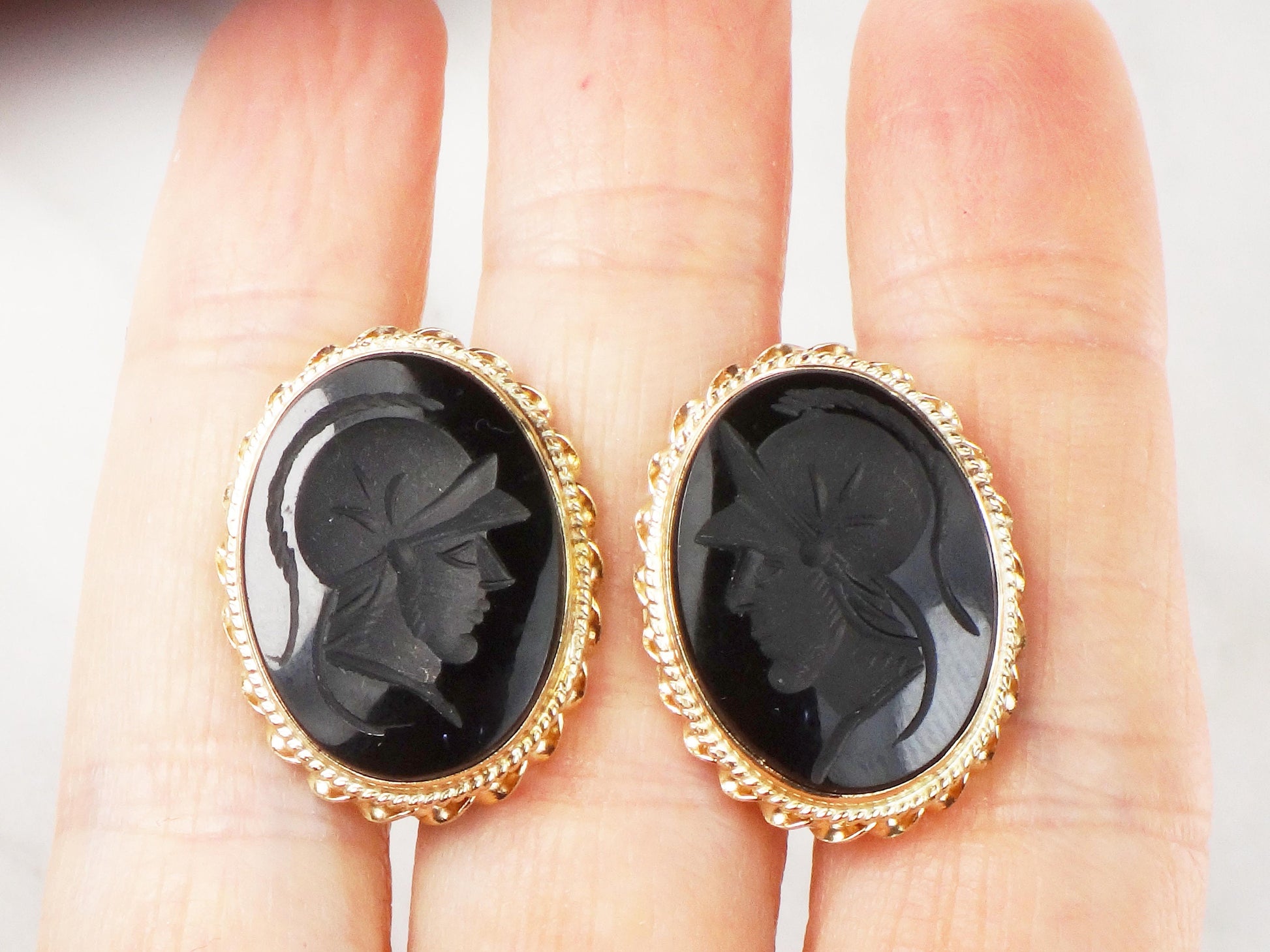 Vintage 14k Gold Black Onyx Intaglio Cufflinks: Roman Soldier Design