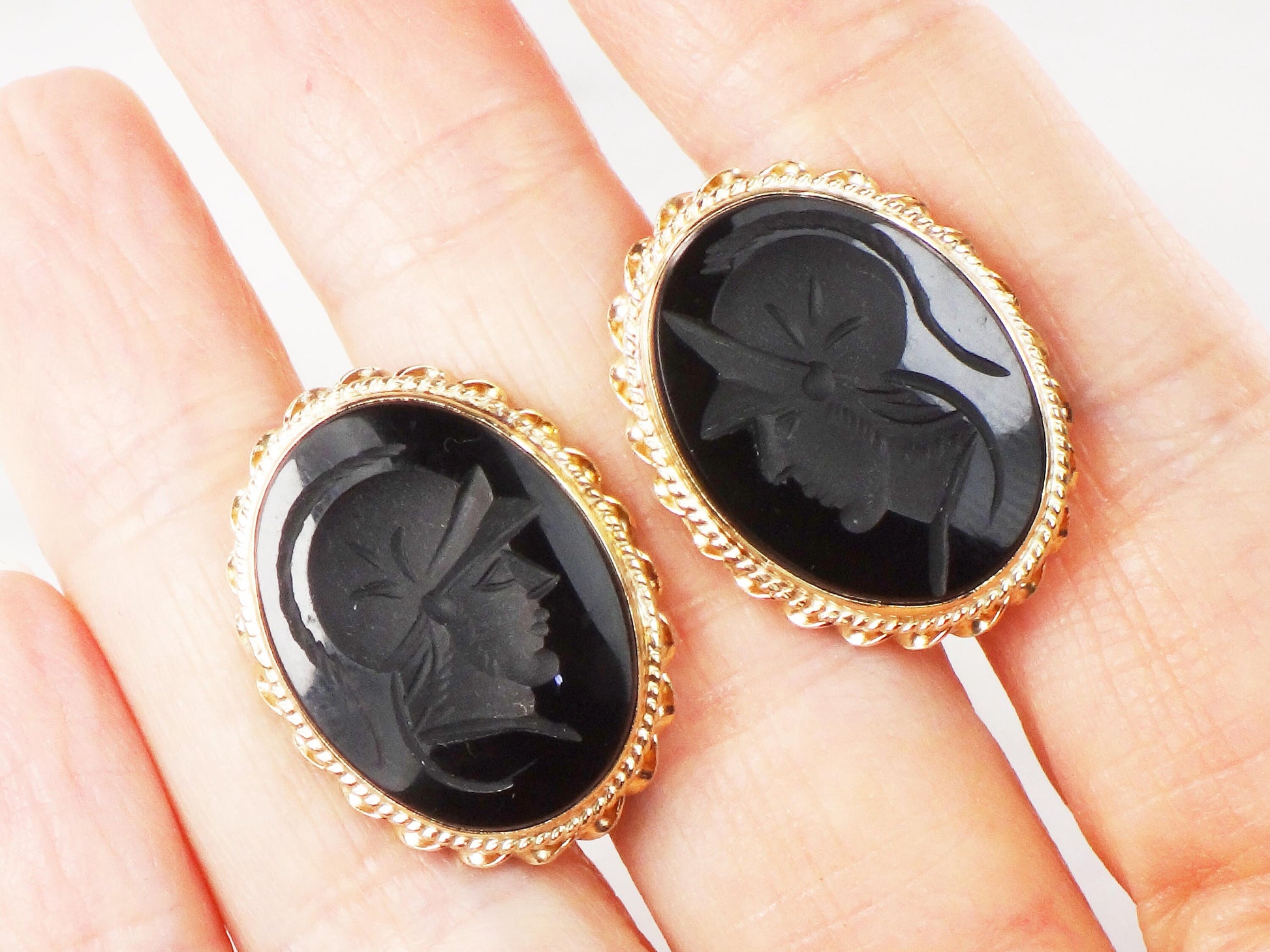 Vintage 14k Gold Black Onyx Intaglio Cufflinks: Roman Soldier Design