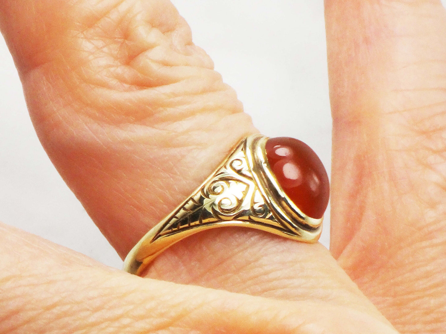 Vintage Art Deco 14k Yellow Gold Carnelian Ring with Engraved Sides - Size 5.25