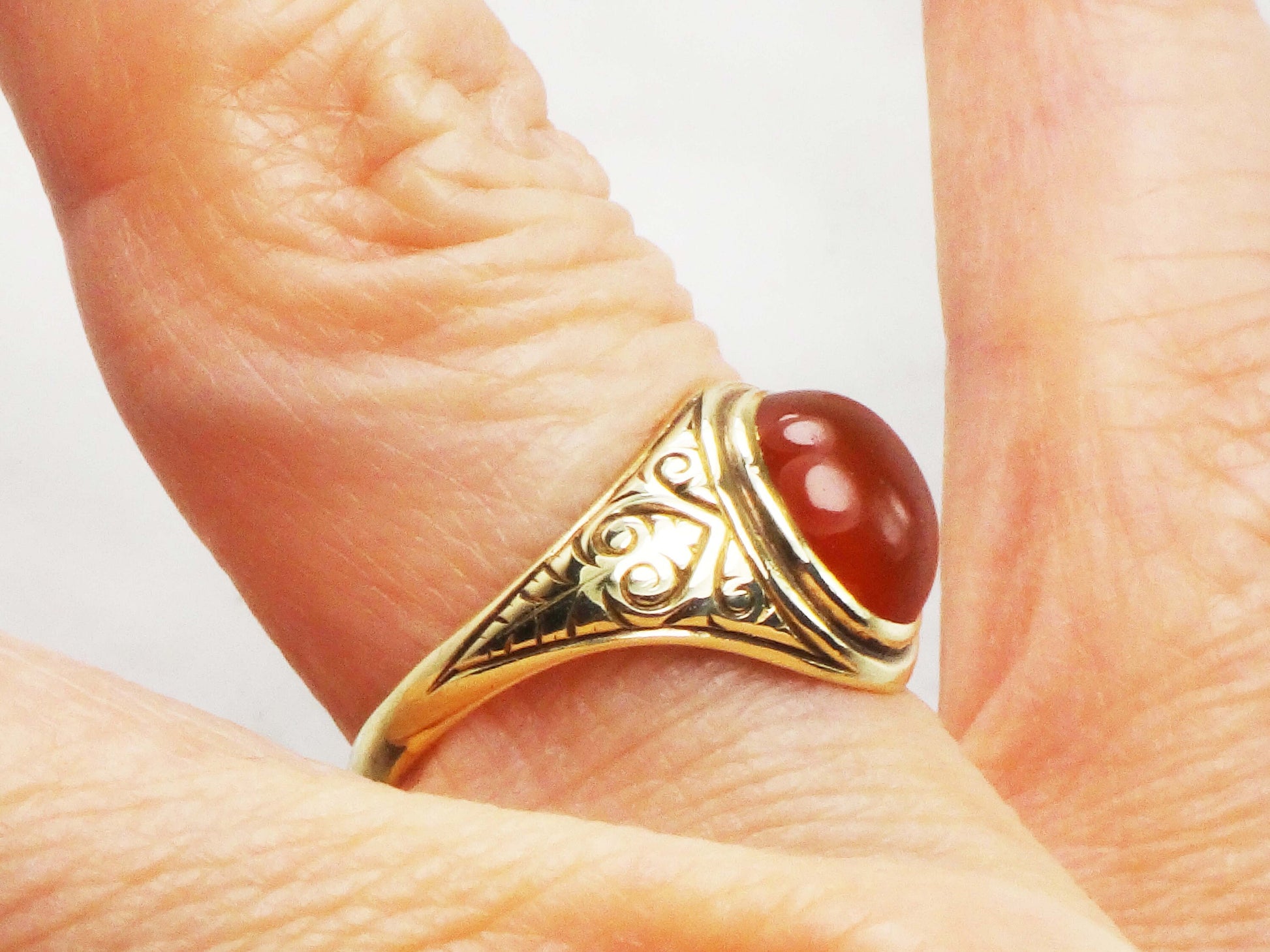 Vintage Art Deco 14k Yellow Gold Carnelian Ring with Engraved Sides - Size 5.25
