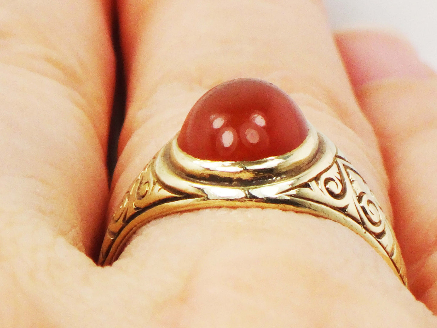 Vintage Art Deco 14k Yellow Gold Carnelian Ring with Engraved Sides - Size 5.25
