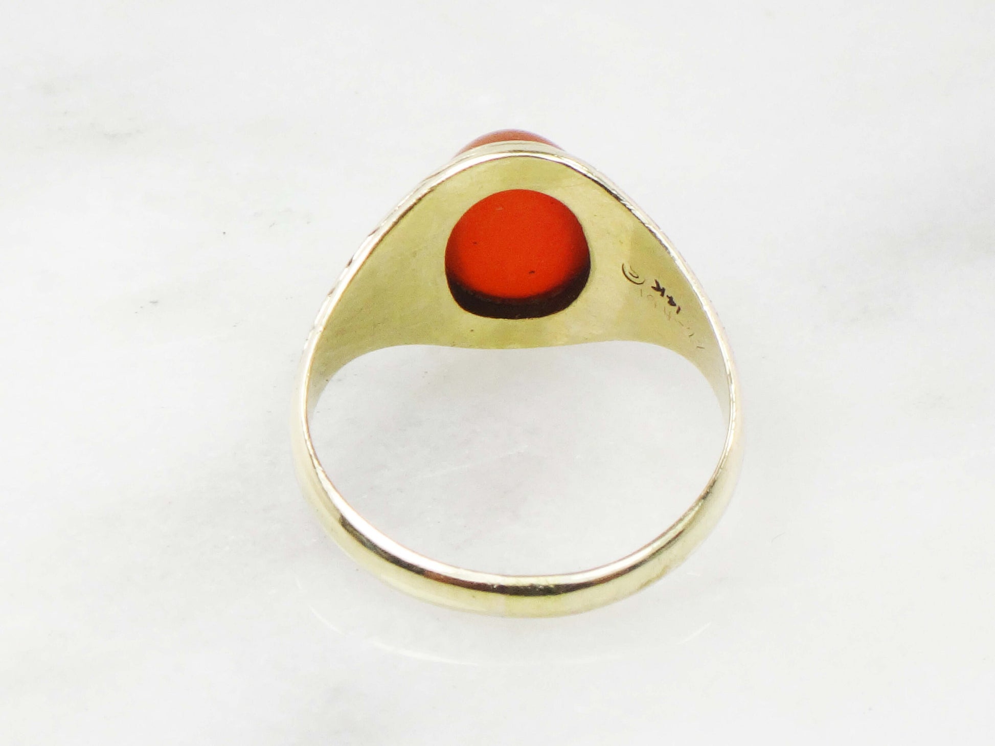 Vintage Art Deco 14k Yellow Gold Carnelian Ring with Engraved Sides - Size 5.25