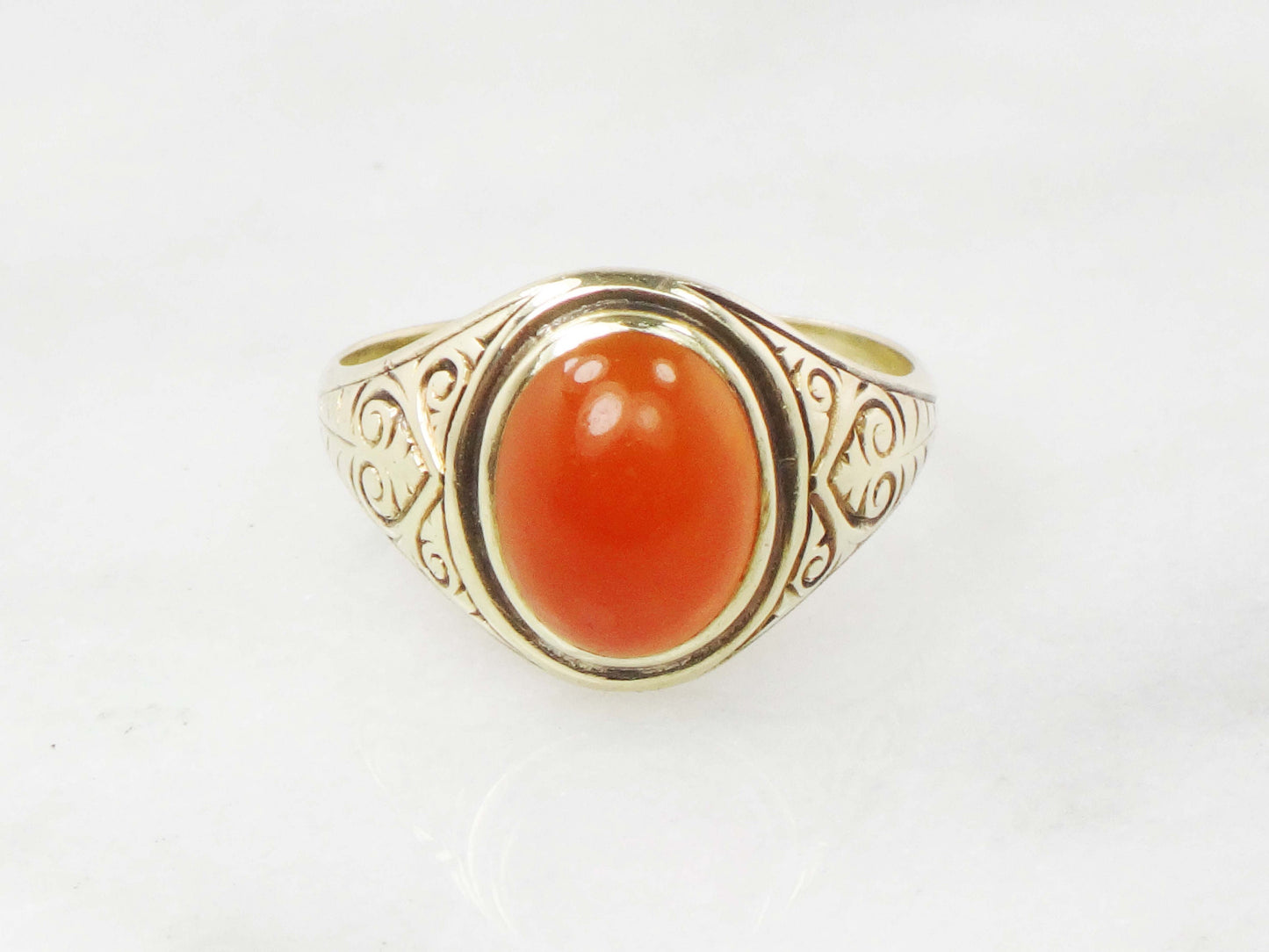 Vintage Art Deco 14k Yellow Gold Carnelian Ring with Engraved Sides - Size 5.25