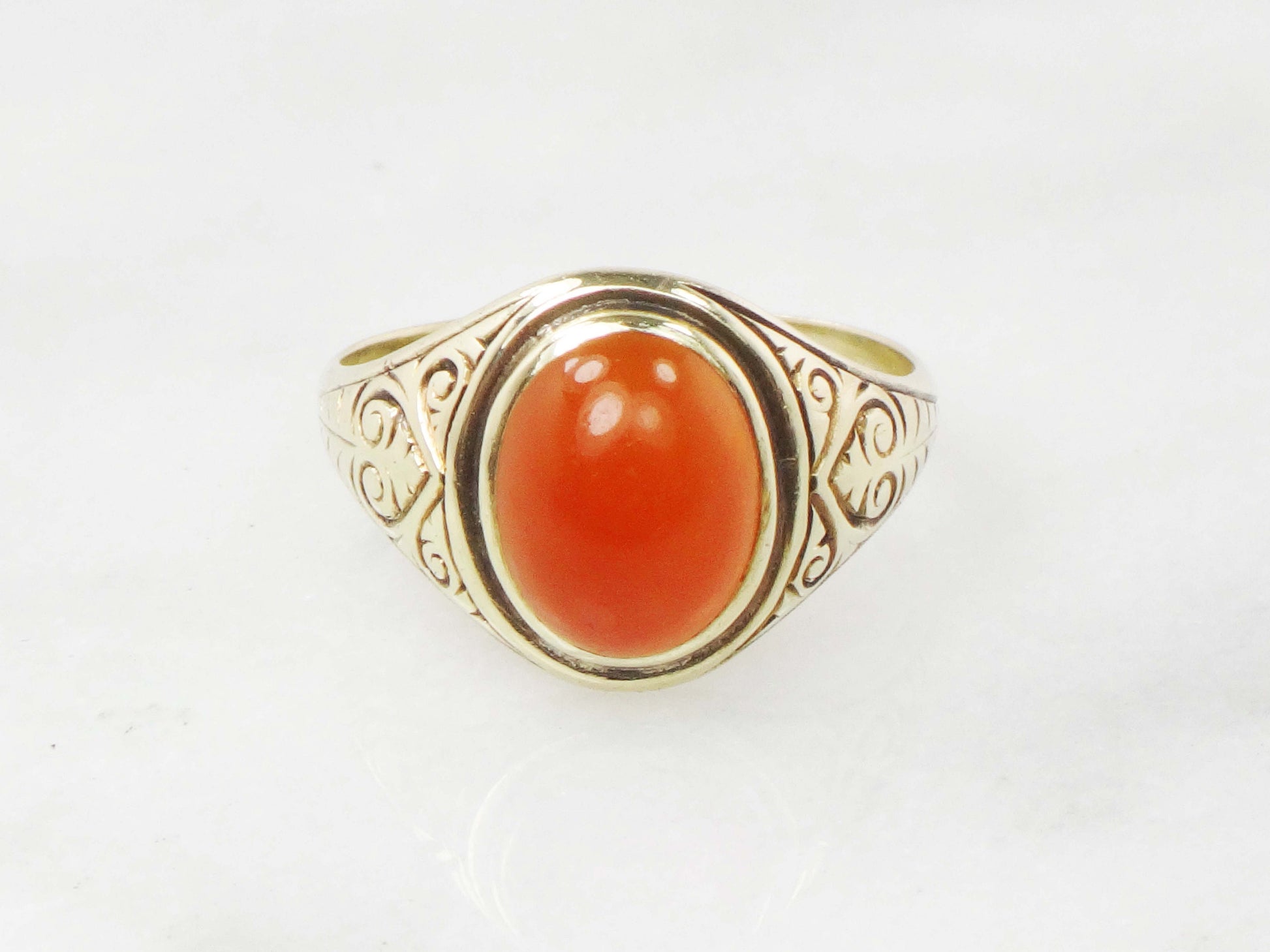 Vintage Art Deco 14k Yellow Gold Carnelian Ring with Engraved Sides - Size 5.25