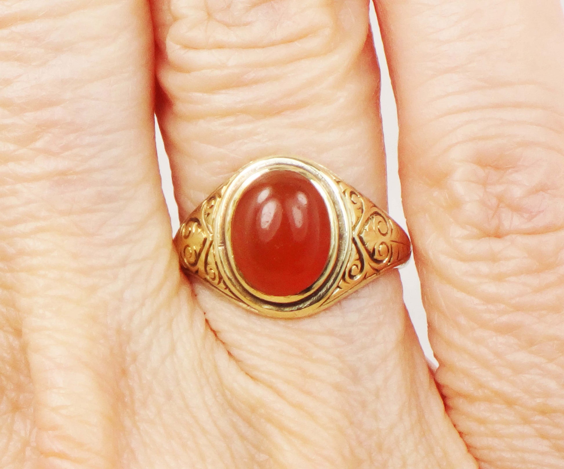Vintage Art Deco 14k Yellow Gold Carnelian Ring with Engraved Sides - Size 5.25