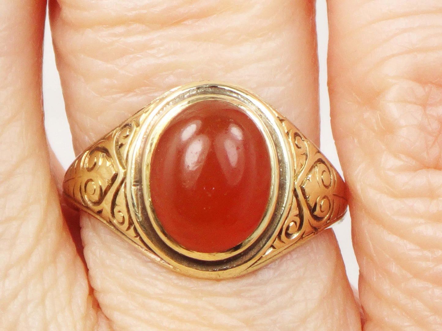 Vintage Art Deco 14k Yellow Gold Carnelian Ring with Engraved Sides - Size 5.25