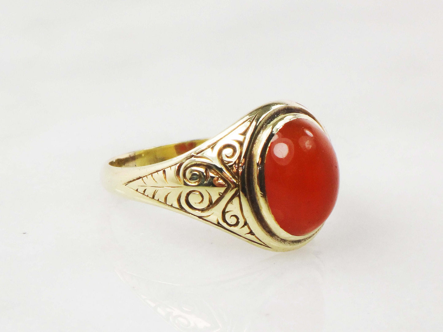 Vintage Art Deco 14k Yellow Gold Carnelian Ring with Engraved Sides - Size 5.25