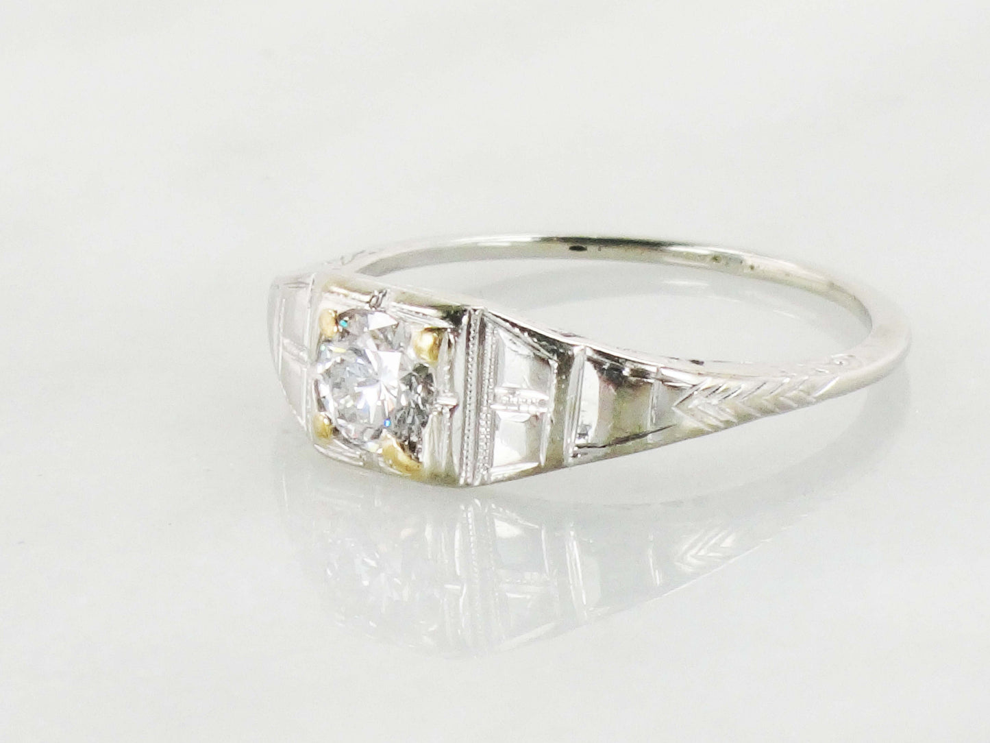 Art Deco 18k Gold Diamond Engagement Ring: Vintage 1930s Round Cut