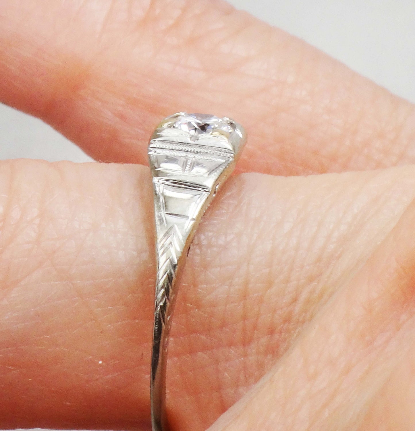 Art Deco 18k Gold Diamond Engagement Ring: Vintage 1930s Round Cut