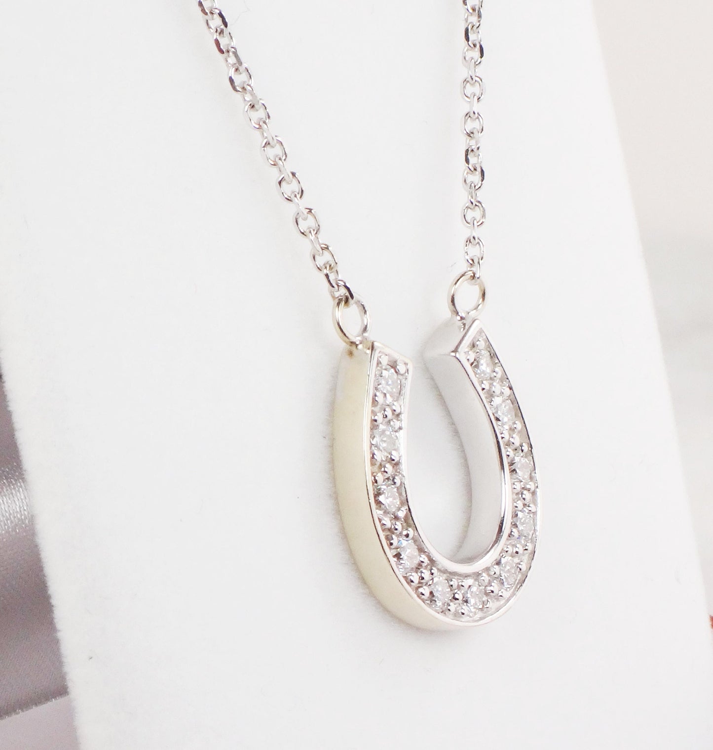 Vintage 14k White Gold Large Natural Diamond Horseshoe Necklace Approximately 1.25 CTS TDW 19.5"