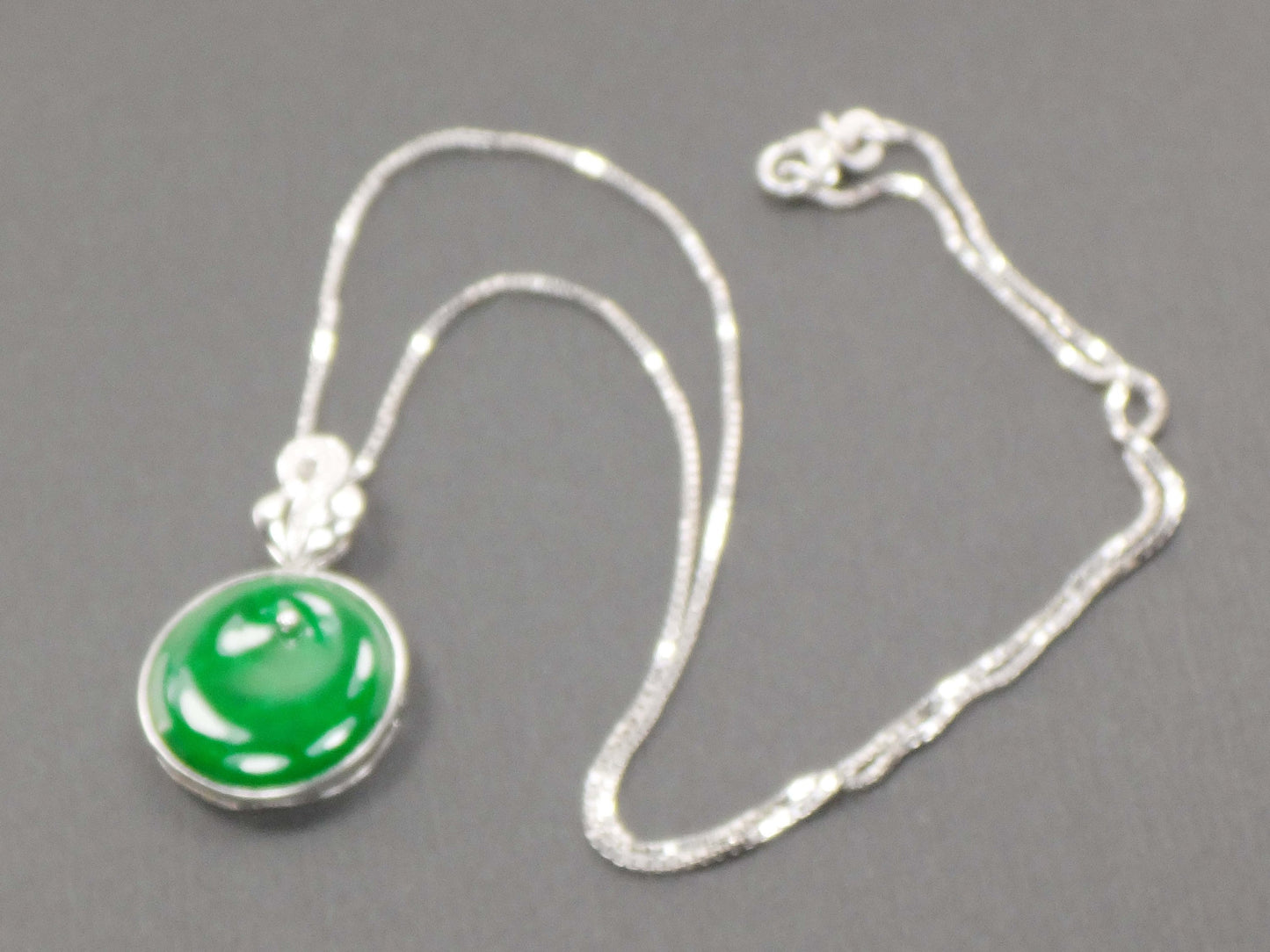 Vintage 18k White Gold Green Jadeite Disc Necklace - 17"