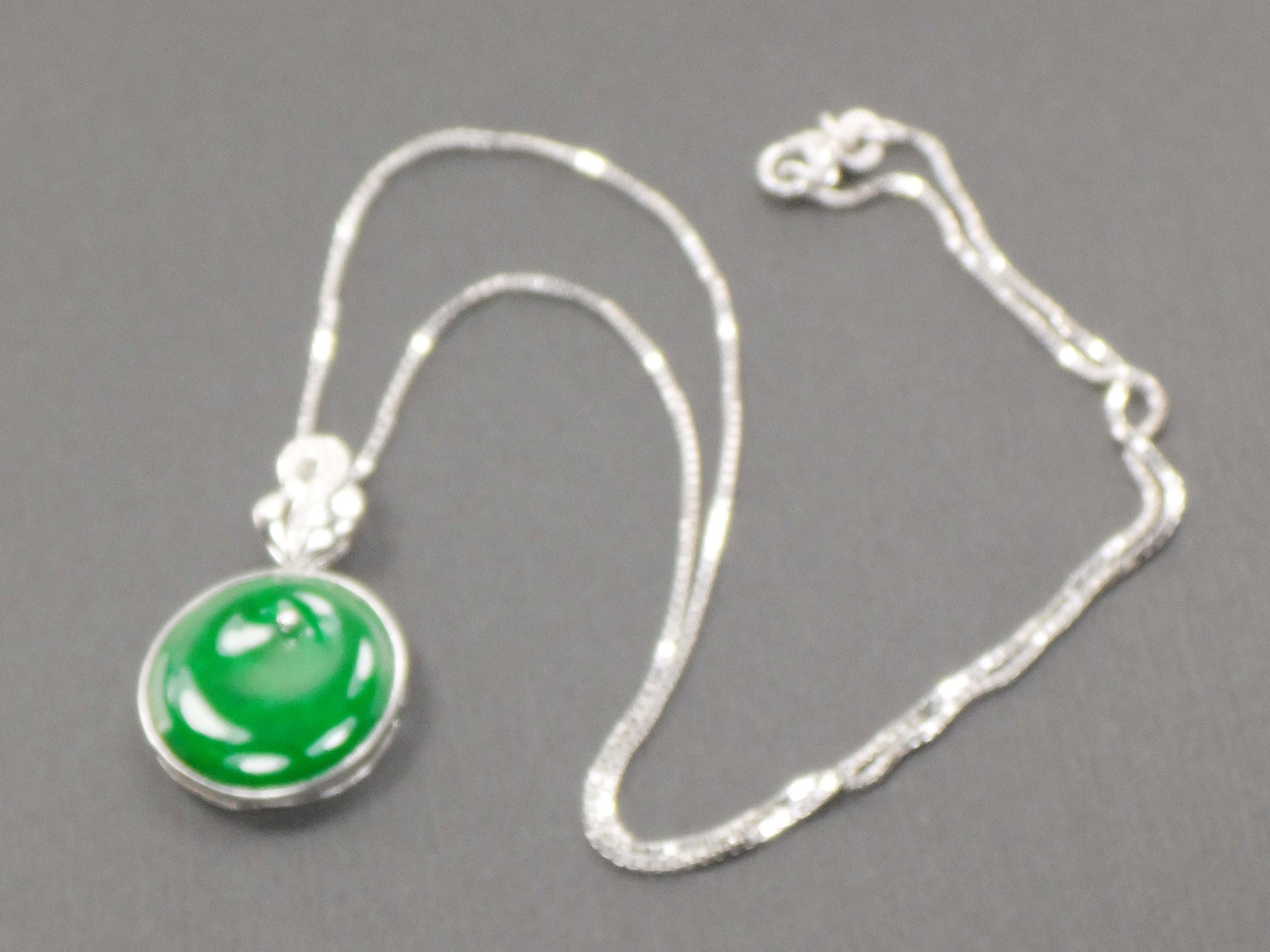 Vintage 18k White Gold Green Jadeite Disc Necklace - 17"