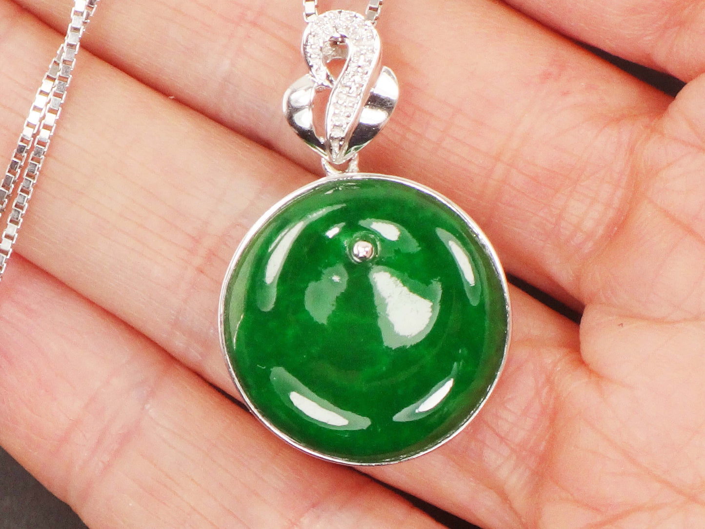 Vintage 18k White Gold Green Jadeite Disc Necklace - 17"