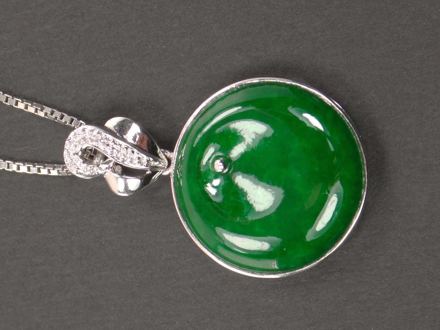 Vintage 18k White Gold Green Jadeite Disc Necklace - 17"