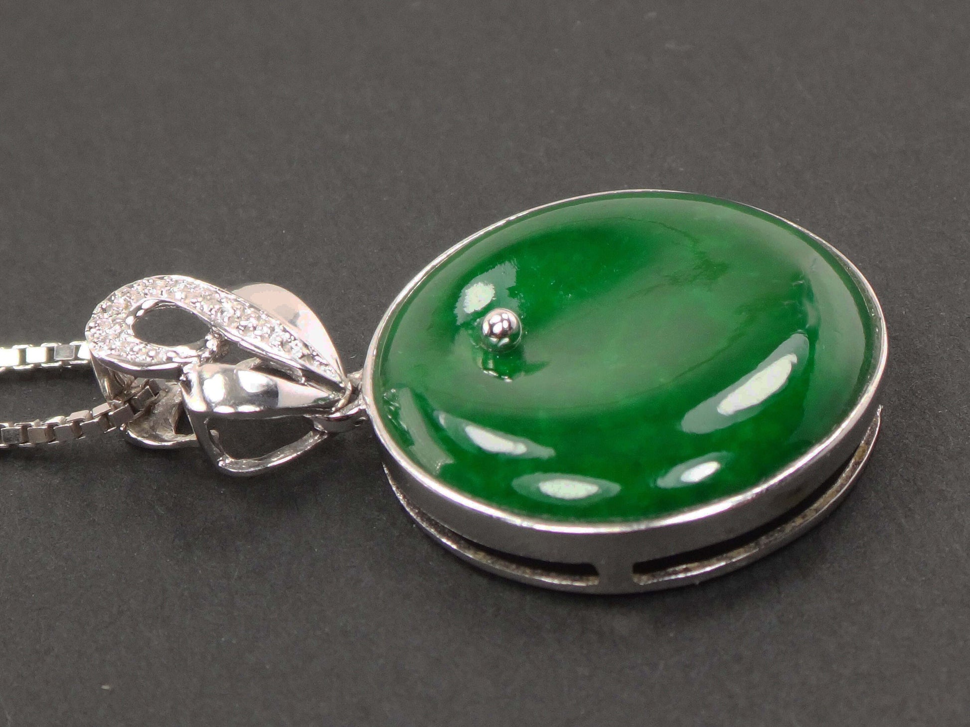 Vintage 18k White Gold Green Jadeite Disc Necklace - 17"