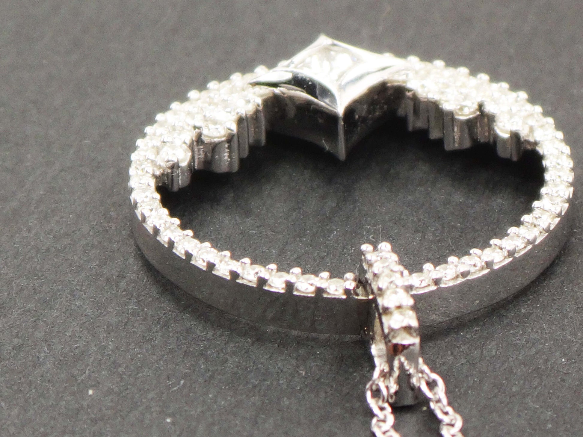 Vintage 14k White Gold Diamond Star Circle Pendant Necklace: 1 CT TDW