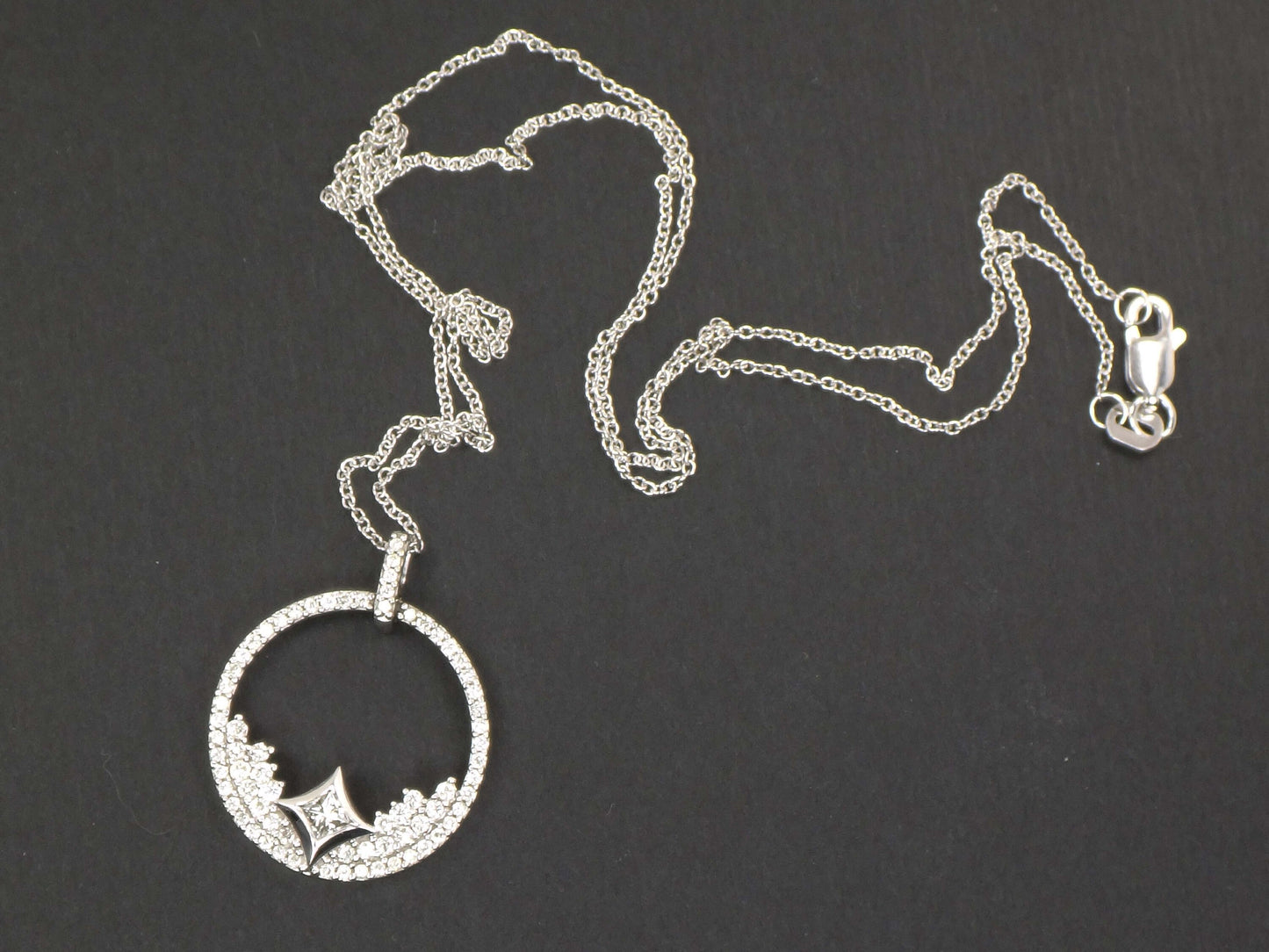 Vintage 14k White Gold Diamond Star Circle Pendant Necklace: 1 CT TDW