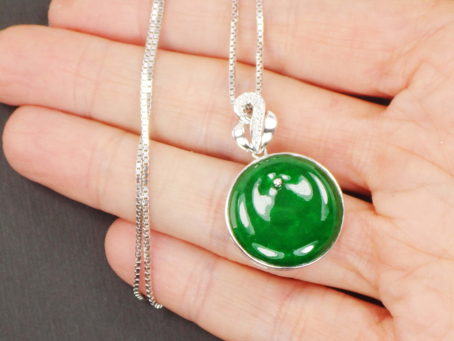 Vintage 18k White Gold Green Jadeite Disc Necklace - 17"