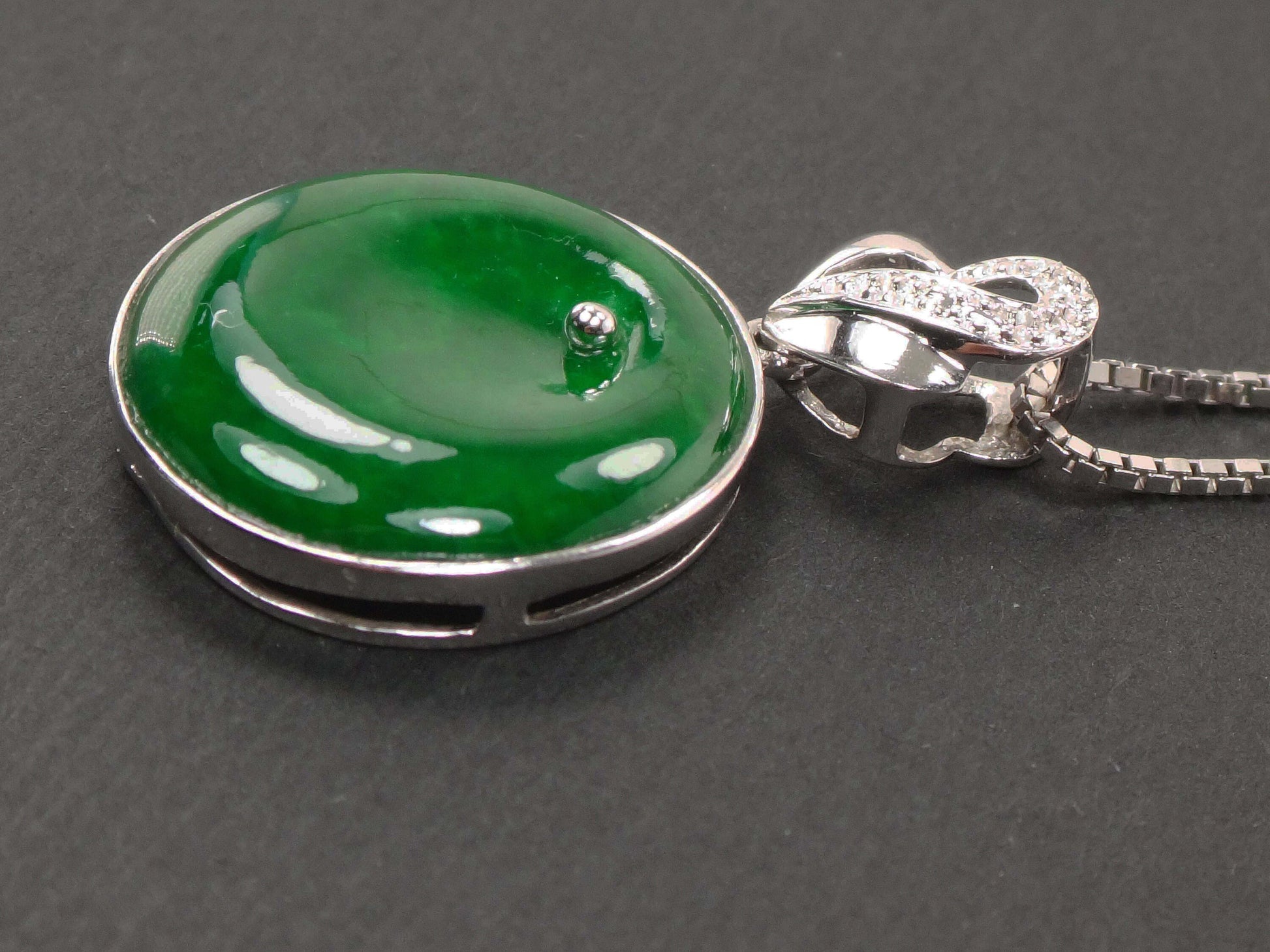 Vintage 18k White Gold Green Jadeite Disc Necklace - 17"