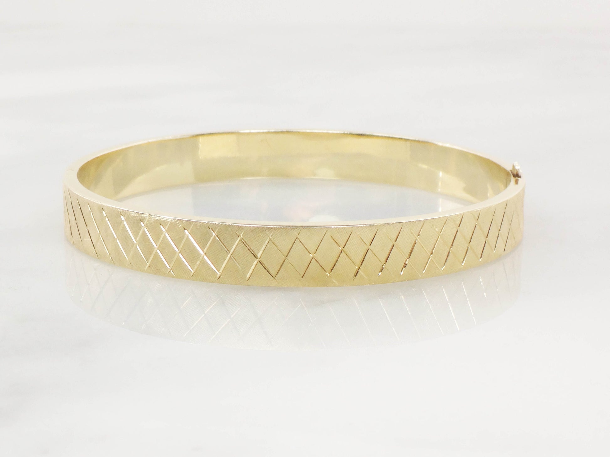 Vintage 14k Yellow Gold Bangle Bracelet: Engraved Crosshatch Design