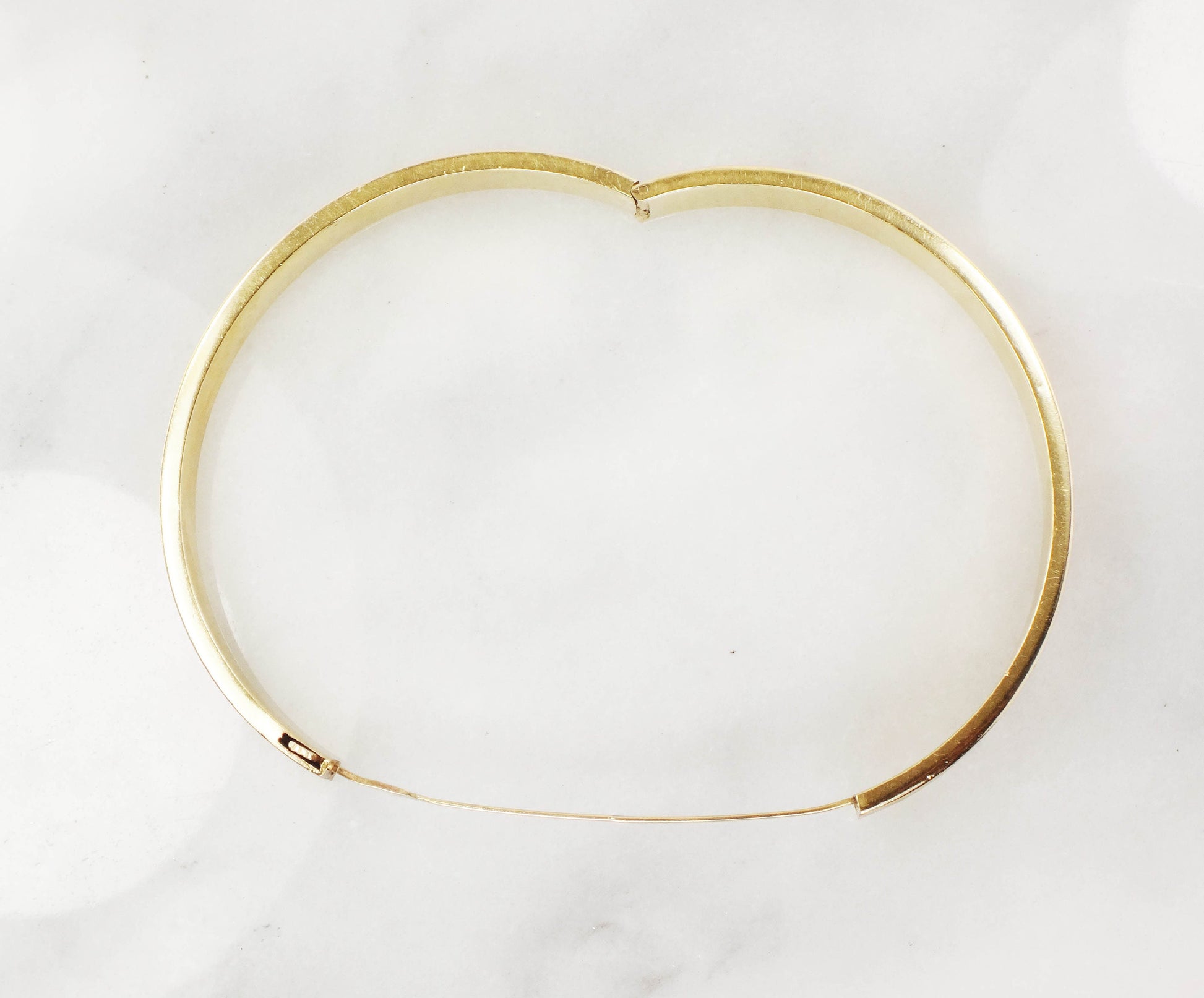 Vintage 14k Yellow Gold Bangle Bracelet: Engraved Crosshatch Design