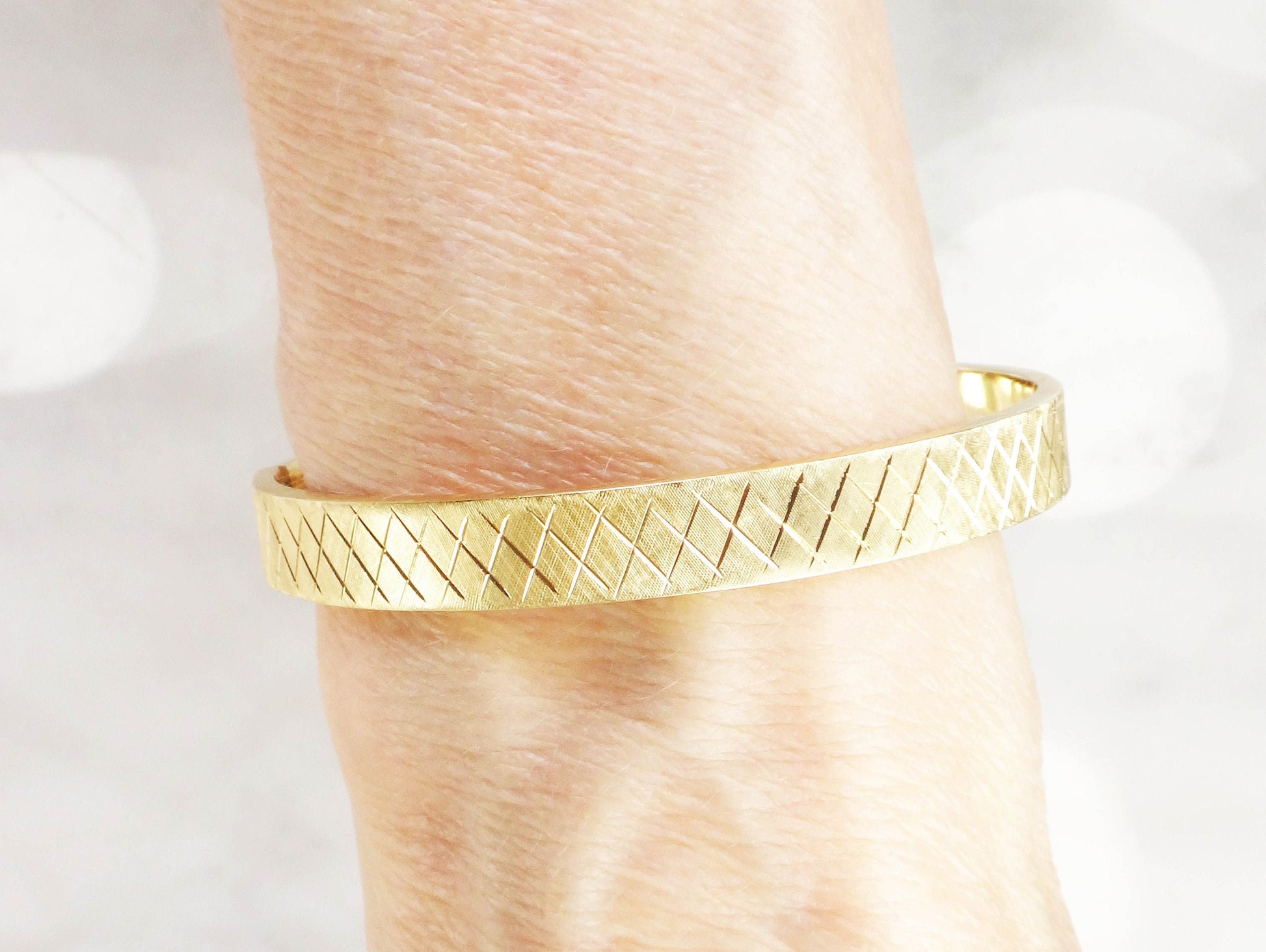 Vintage 14k Yellow Gold Bangle Bracelet: Engraved Crosshatch Design