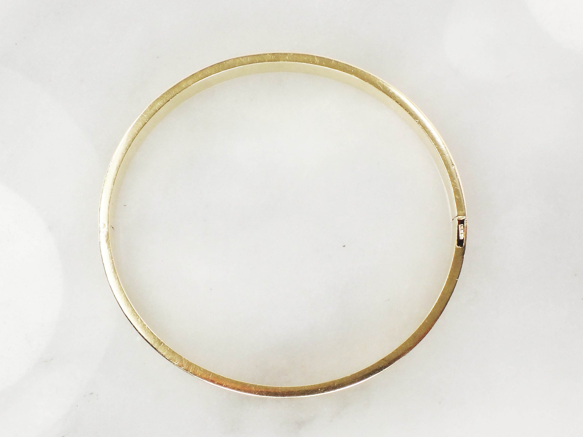Vintage 14k Yellow Gold Bangle Bracelet: Engraved Crosshatch Design