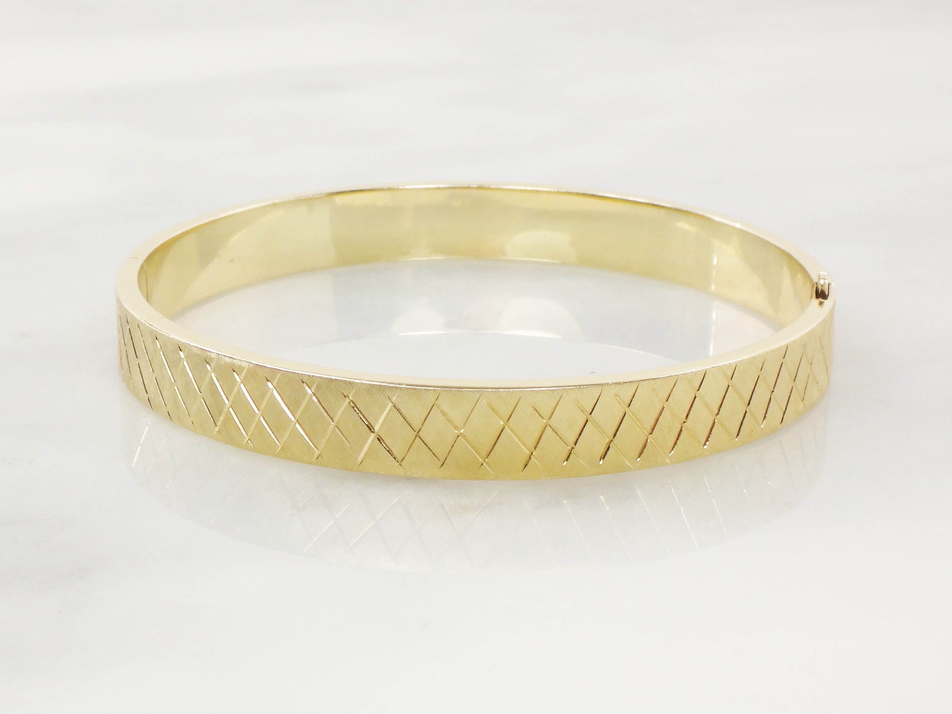 Vintage 14k Yellow Gold Bangle Bracelet: Engraved Crosshatch Design