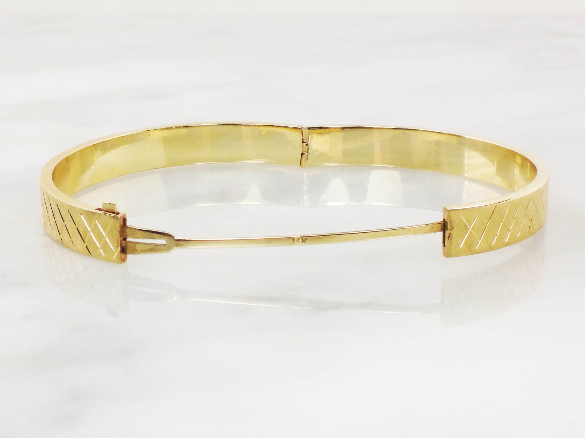 Vintage 14k Yellow Gold Bangle Bracelet: Engraved Crosshatch Design