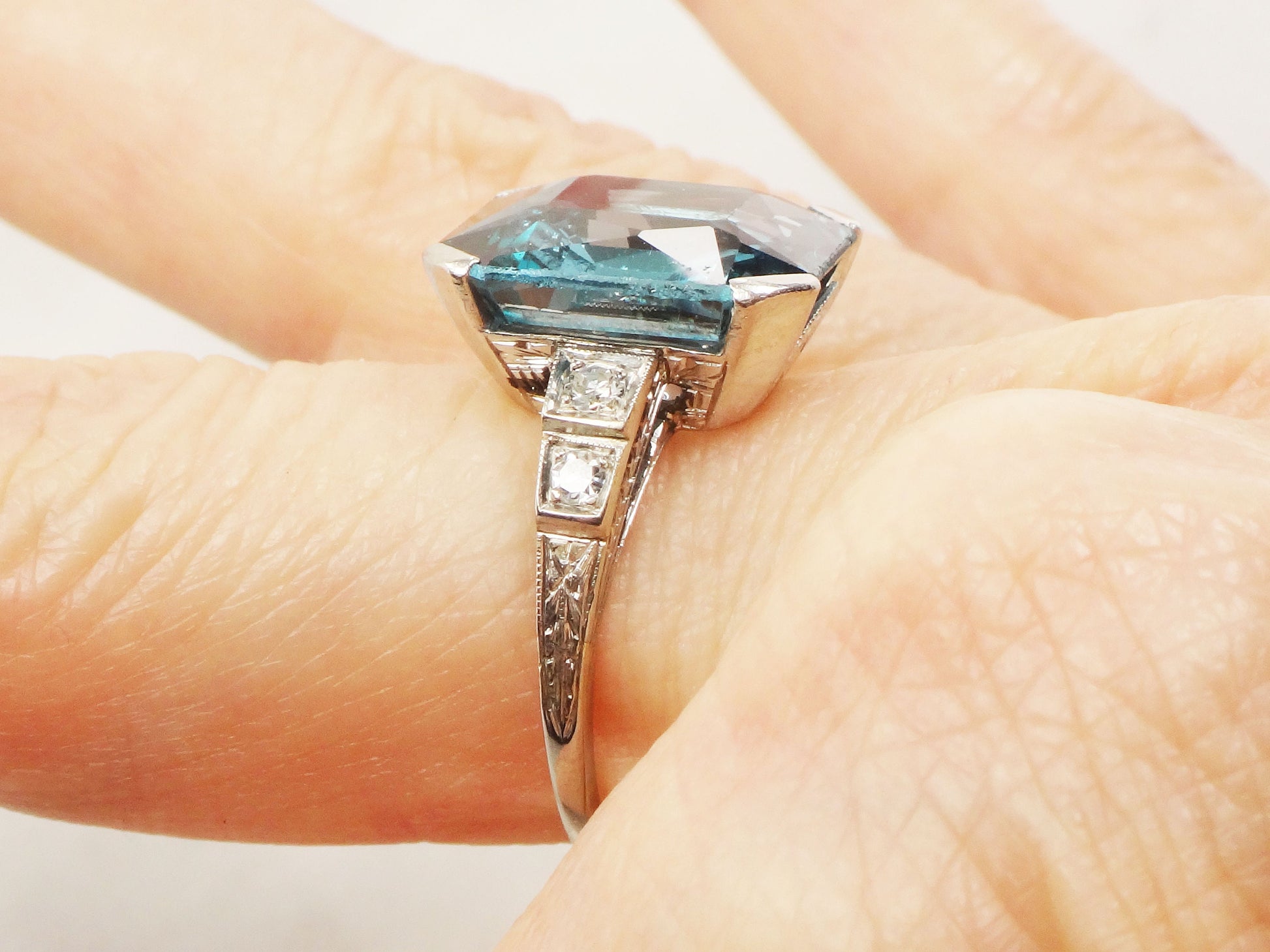 Vintage Art Deco 18k White Gold Blue Spinel Diamond Ring - Size 6.75