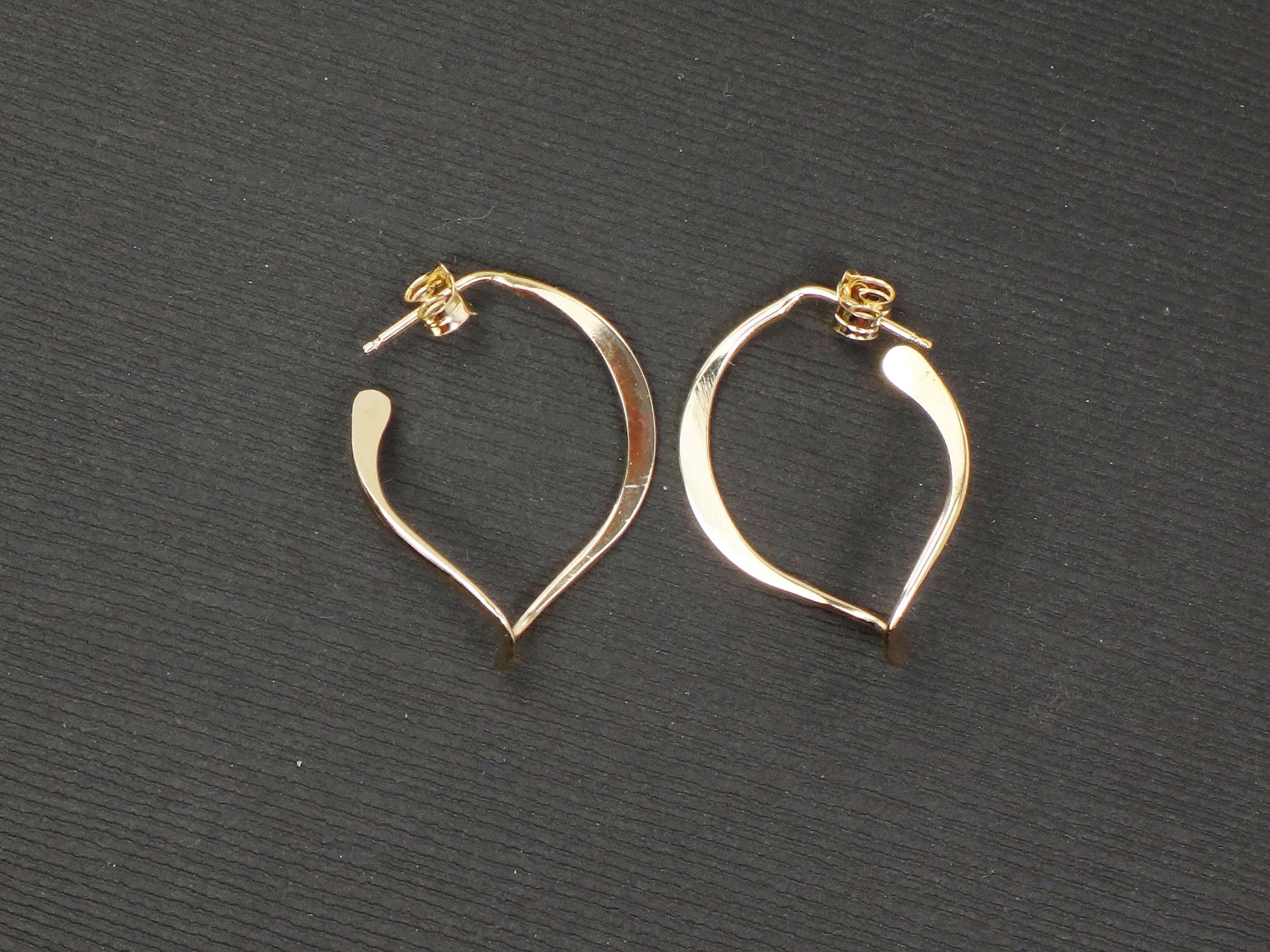Vintage 14k Yellow Gold Hoop Earrings: Polished Twist Design