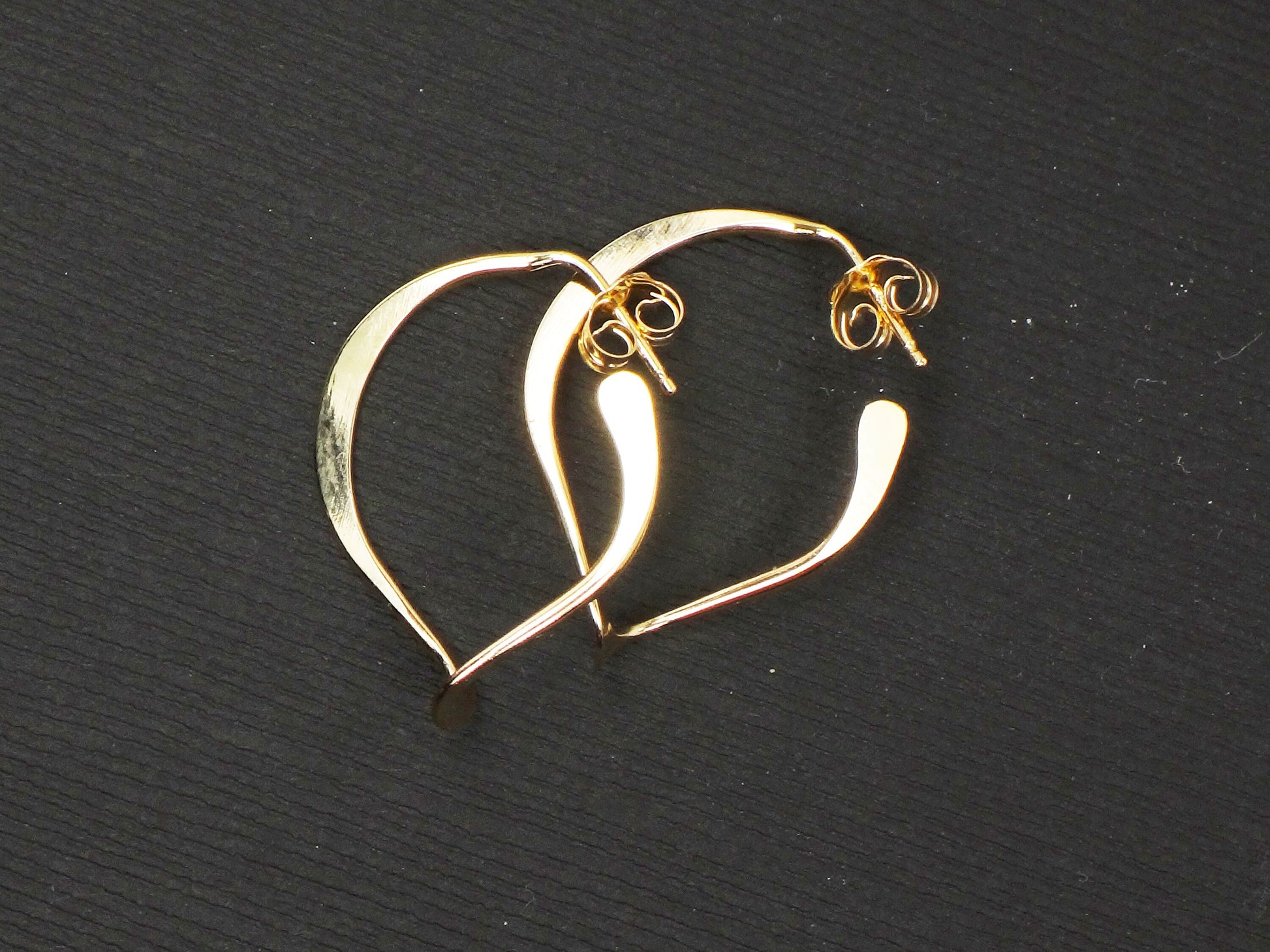 Vintage 14k Yellow Gold Hoop Earrings: Polished Twist Design