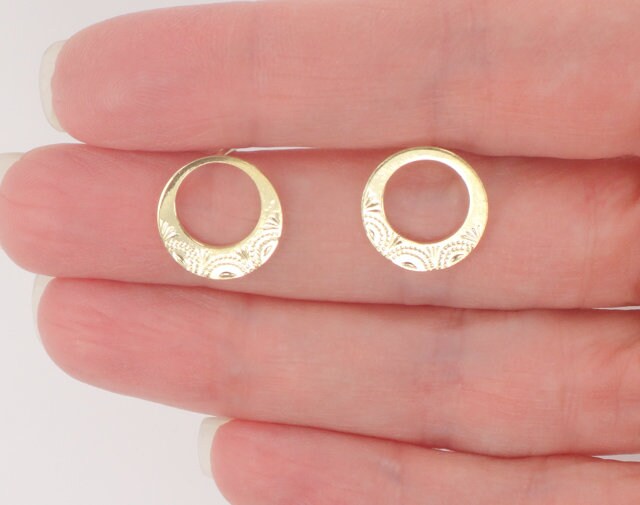 Vintage 18k Yellow Gold Engraved Stud Earrings ,Solid Gold Circle Earrings, Disc Studs with Post Backs
