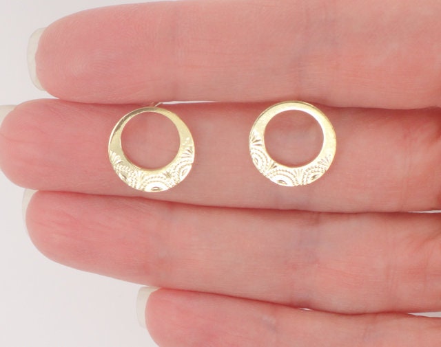 Vintage 18k Gold Circle Stud Earrings: Engraved Solid Gold Discs