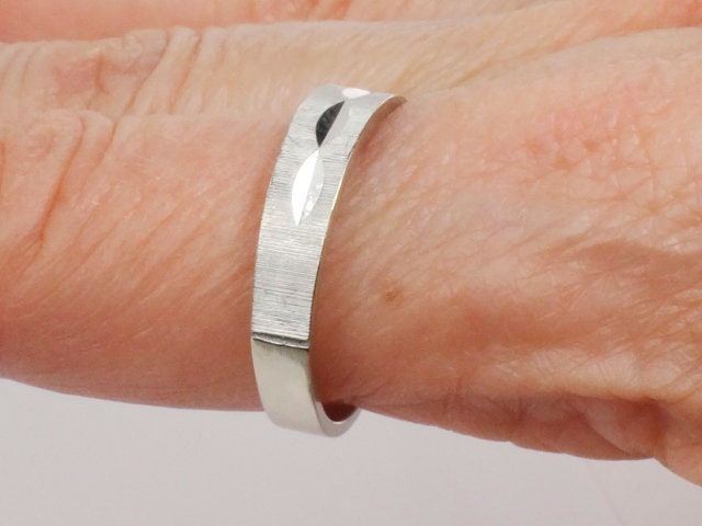 Vintage 18k White Gold Wedding Band Size 10.5 Circa 1970's