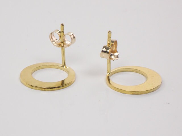 Vintage 18k Gold Circle Stud Earrings: Engraved Solid Gold Discs