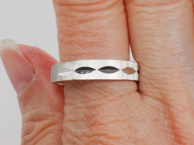 Vintage 18k White Gold Wedding Band Size 10.5 Circa 1970's