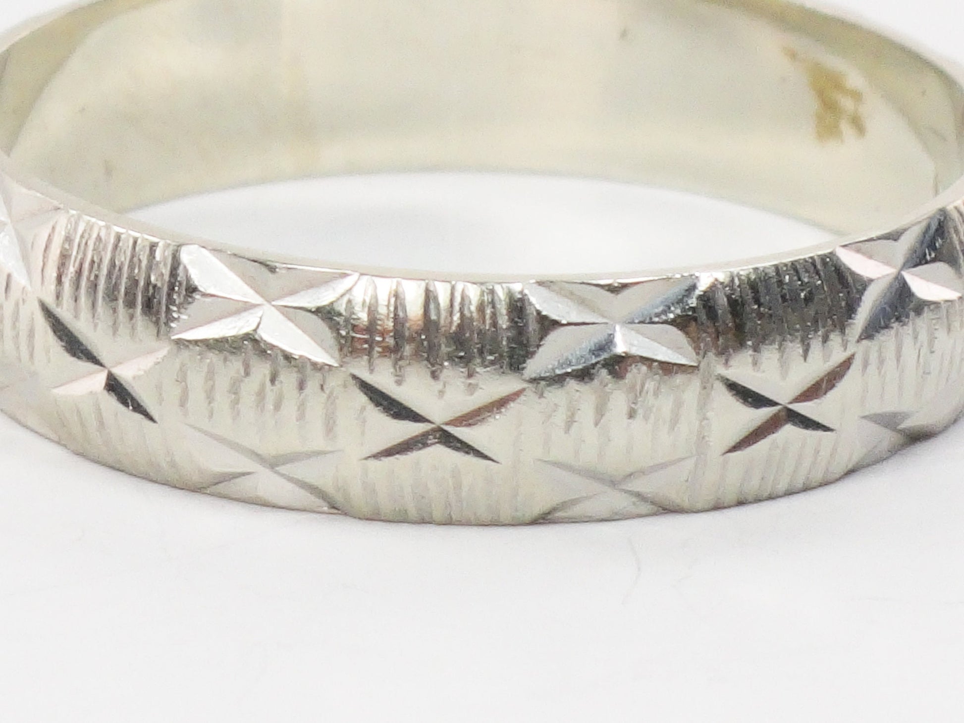 Vintage 18k White Gold Engraved Wedding Band - London Hallmarks, Size 8, 1970s