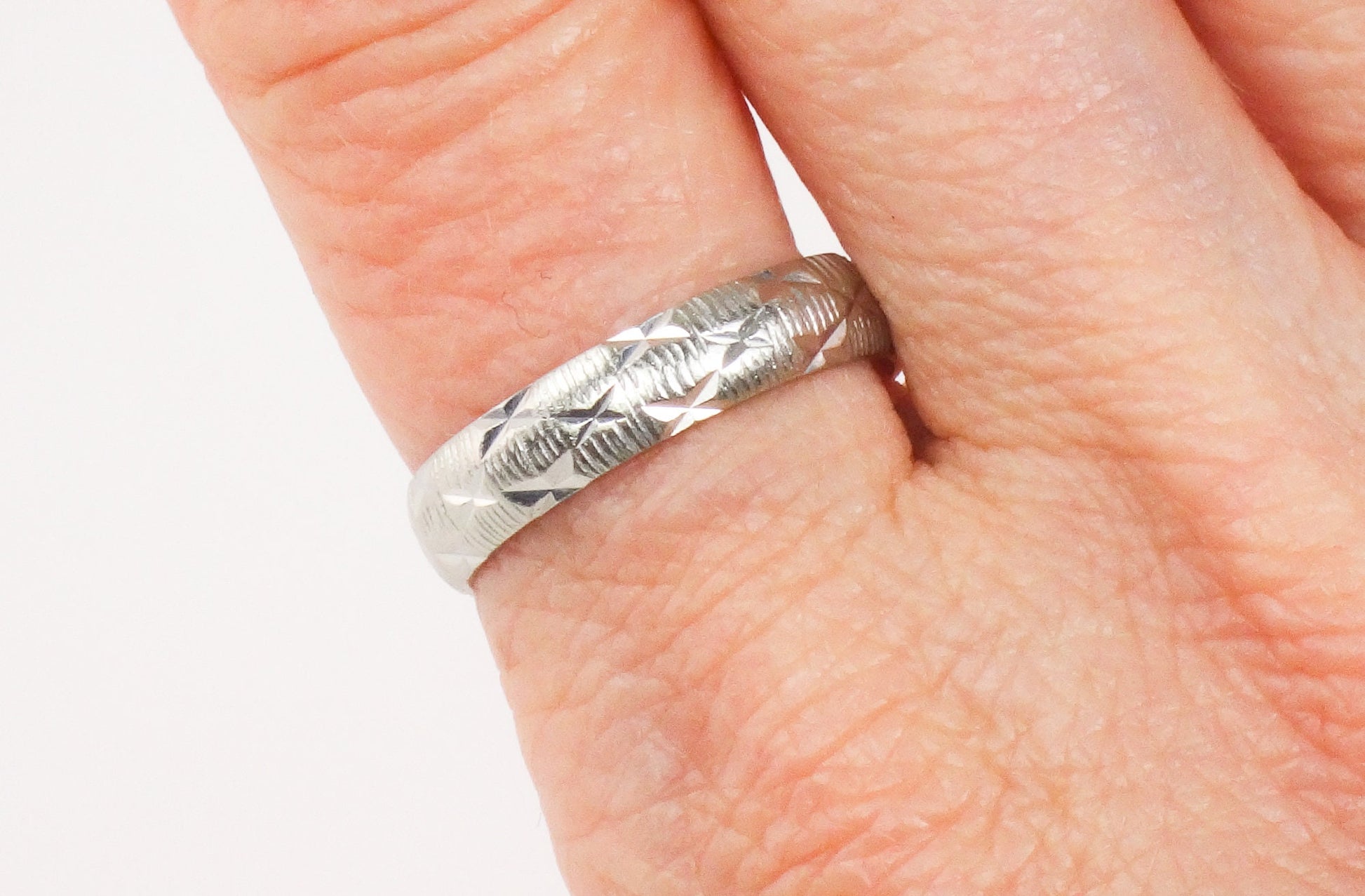 Vintage 18k White Gold Engraved Wedding Band - London Hallmarks, Size 8, 1970s