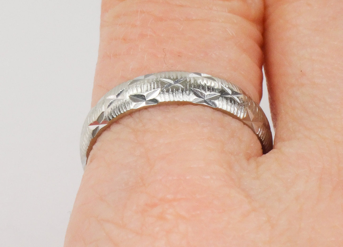 Vintage 18k White Gold Engraved Wedding Band - London Hallmarks, Size 8, 1970s