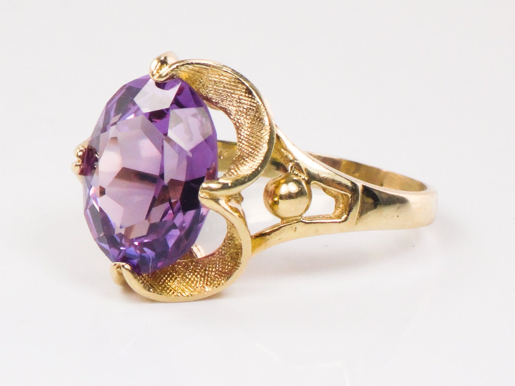 Vintage 14k Yellow Gold Oval Cut Purple Sapphire Ring