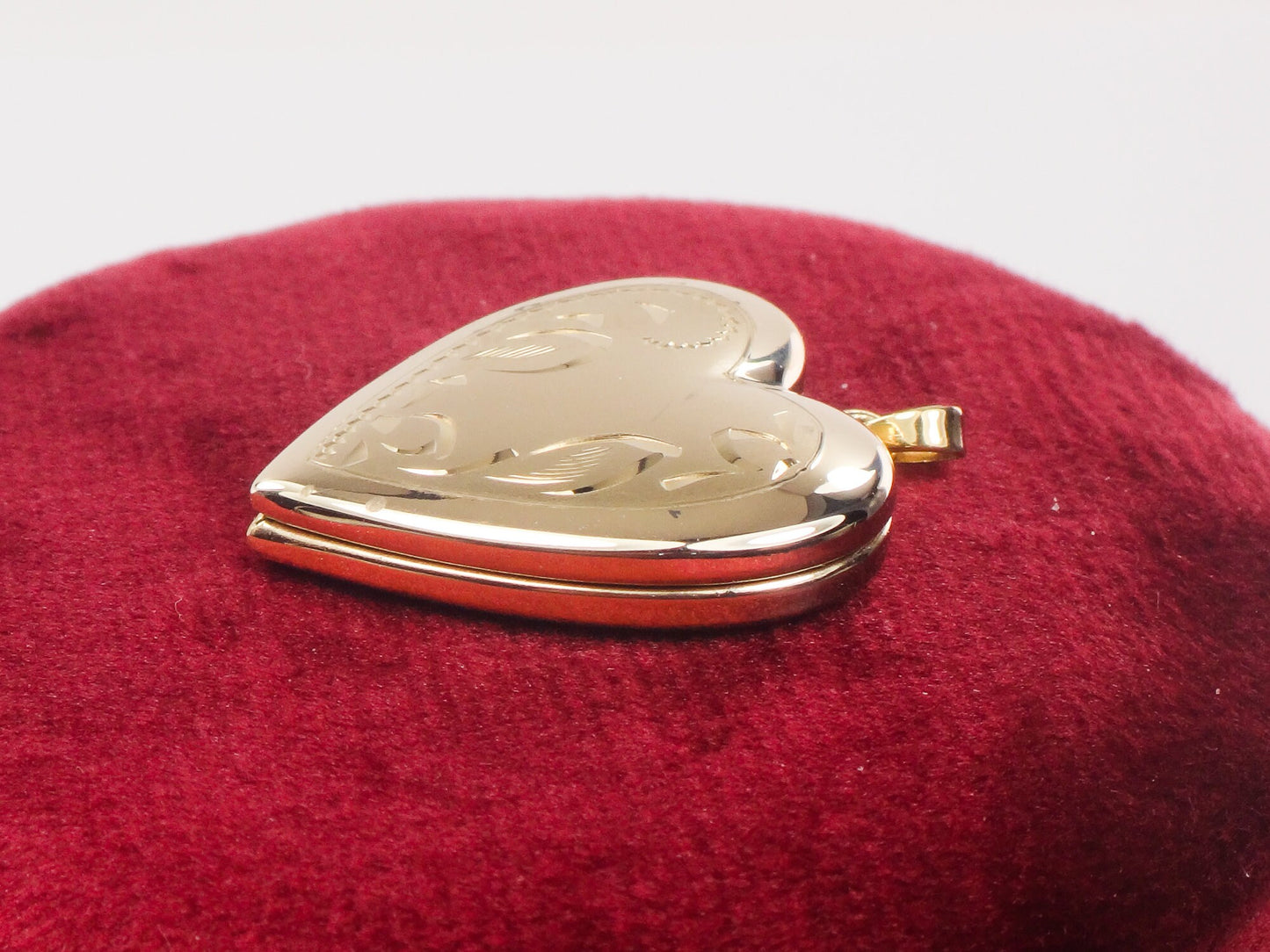 Vintage 14k Yellow Gold Heart Locket Pendant Floral Etched Picture Locket